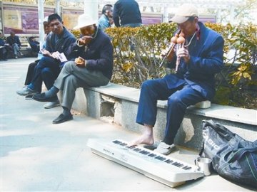 老汉双鼻孔出气吹葫芦丝 脚趾同时弹电子琴伴奏
