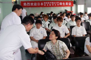 日本国际医疗福祉大学和琦玉医科大学师生来中国康复研究中心访问实习