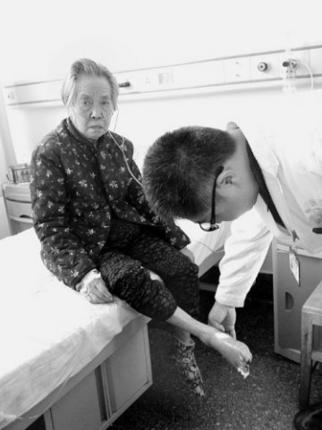 老太抽烟75年致血管堵塞3米 脚部溃烂如干树枝
