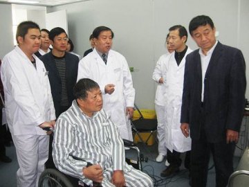 中心领导慰问医院首批病人