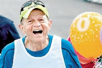 美老汉1年跑113场马拉松 跑步中通过电话打官司