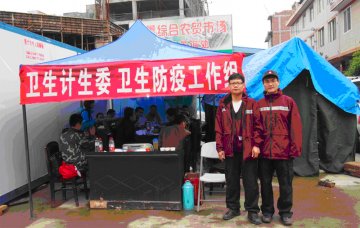 环境所张伟副研究员、陈曦助理研究员在雅安地震灾区参加救灾防病工作