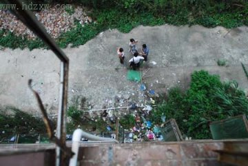 女生产下女婴将其从三楼窗户扔出