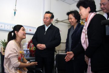 中国残联领导王乃坤陪同黑龙江省委领导郝会龙亲切慰问“最美女教师”张丽莉