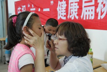 坚持六年为团场儿童健康体检