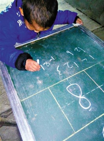 四川“被驱逐”艾滋病男童近况 已就近入学