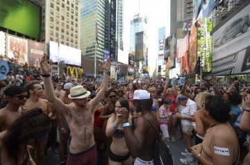 健康趣图：美国纽约数千人庆祝内衣日