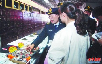青岛突击检查药店 执业药师不在处方药照卖