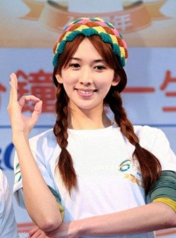 林志玲亲自示范胸部按摩法组图