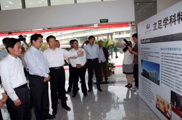 江苏省委常委、南京市委书记杨卫泽来我校调研