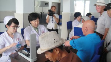 市民政局协调市武警黄金医院深入我方正县为优抚老军仁义诊