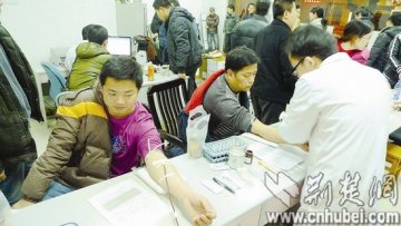 武汉市民爱心接力 16人深夜献血救助陌生老教师