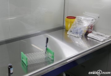 精子入库第四步：以1毫升为单位 制成一份份精子标本