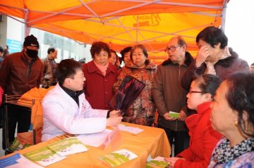 山医大二院举行“学雷锋纪念日”举行大型义诊活动
