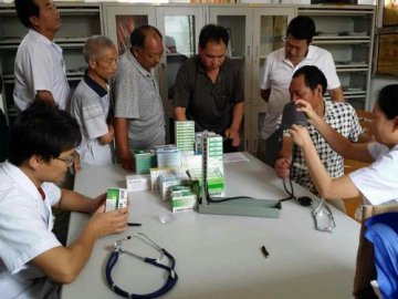 省荣复军人第二医院赴华阴市太华办为优抚对象送医送药