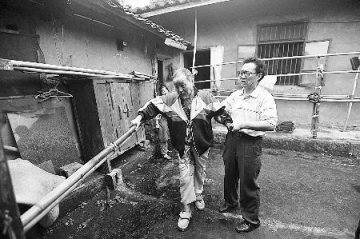 六旬翁照顾瘫痪同学12年求助媒体寻接班人