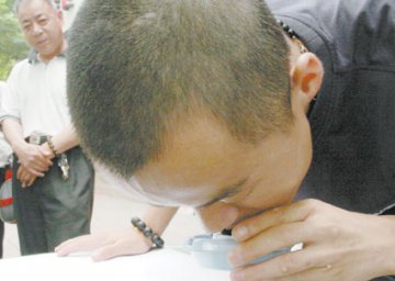 24岁小伙能用舌头写字 用舌尖堵住自己鼻孔