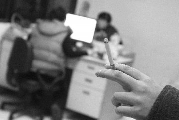 重庆市公共场所七成人吸二手烟 无烟环境执行差