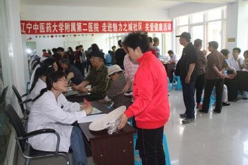 辽宁中医药大学附属第二医院联合万科魅力之城社区开展义诊活动
