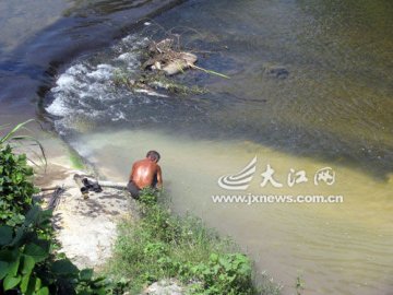 化工企业向河中排污水 村民用河水洗脚后起红痘