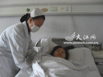 车祸瞬间初中女生推开同学 右腿被轧断