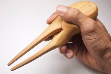 日工匠为残障人士开发出弹簧式人体工学筷子