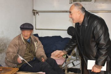 马海德基金会慰问麻风病患者