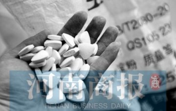 假药加工点用淀粉制健胃消食片 药瓶来自兽药厂