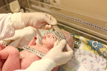 高清：直击年轻母亲剖腹产分娩全过程
