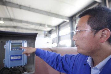 李亚明查看进水流量表 这是日常工作中不可缺少的一个环节