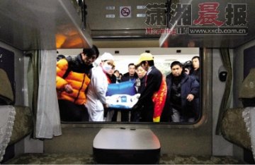 小伙结核性脑膜炎病危 春运火车卸窗救人