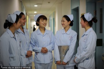 重庆中山医院的护士服款式多样 量体裁衣