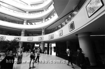 苏北人民医院：艺术品挂进门诊楼
