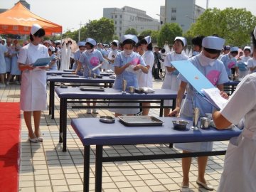 护理学院成功举办2010年国际护士节系列活动之技能操作大赛