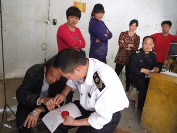阜南严查偏远村镇无证诊所 明查暗访突查相结合