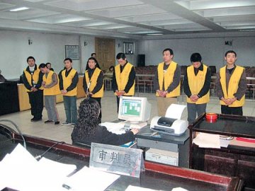 女生轻信同学遭强奸后被逼卖淫