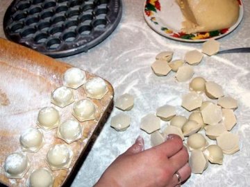 搞笑！看看老外怎么包饺子