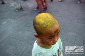 不惧高温天 北京市民“彩色跑步”