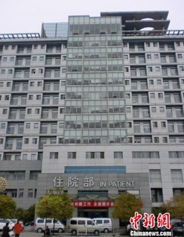 男子医院六楼坠亡 病房未装防护窗引争议
