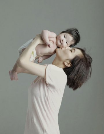 12名香港女星妈妈拍2013年慈善月历
