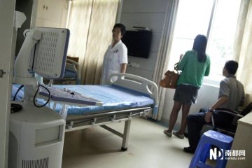 病房内不知所措的医护人员和买方