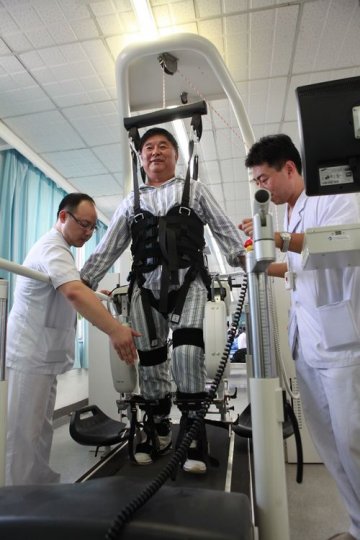 北京宣武医院：下肢康复机器人助力患者恢复