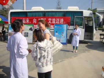 甘肃省礼县结合无偿献血开展防艾宣传活动