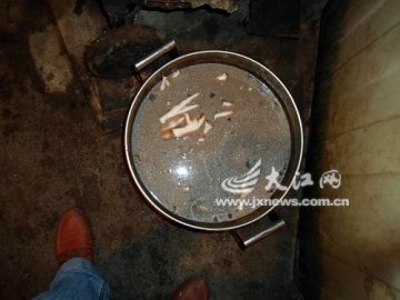 南昌一小区现烤鸭黑作坊 肮脏不堪气味难闻