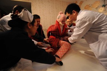 安徽被毁容少女周岩抵京治疗