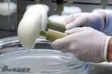 该公司生产数字仿真的乳房硅胶植入物