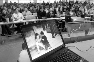 幼师学幼儿性教育 专家建议孩子父母同浴引热议