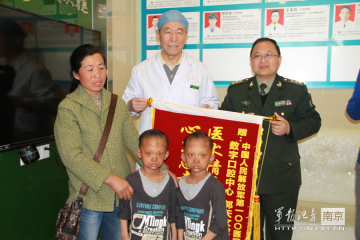 第100医院为双胞胎无牙儿童安装活动牙