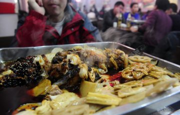 蜀国烤鱼食客很多