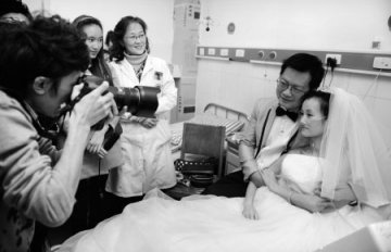 癌症晚期女子病房笑披婚纱 只为给爱人一个名分